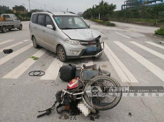 小車與摩托車相撞 危險時刻頭盔救下摩托車手一命