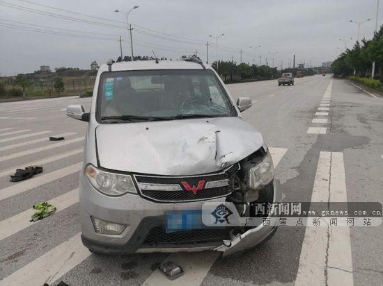 小車與摩托車相撞 危險時刻頭盔救下摩托車手一命