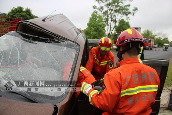 桂林：面包車(chē)與小貨車(chē)相撞 面包車(chē)內(nèi)2人死亡(圖)