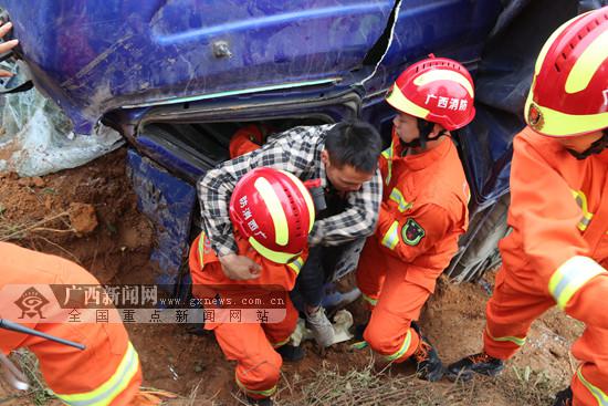 百色：貨車失控沖撞土坡 司機被困幾小時后獲救