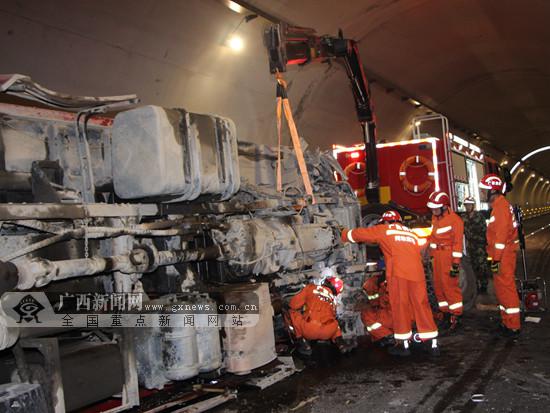 驚險！河池一高速隧道內(nèi)大貨車側(cè)翻 消防緊急救援