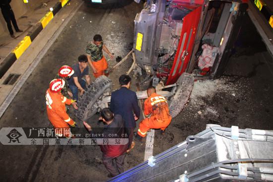 驚險！河池一高速隧道內(nèi)大貨車側(cè)翻 消防緊急救援