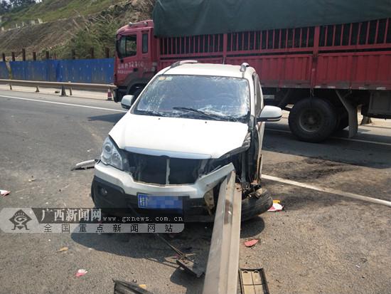 砰！小車車速太快撞護欄又撞車 現場視頻讓人心驚