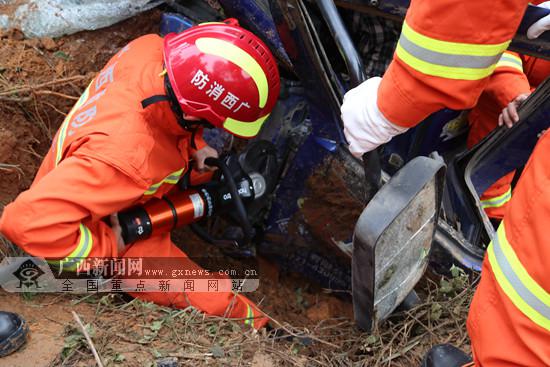 百色：貨車失控沖撞土坡 司機被困幾小時后獲救