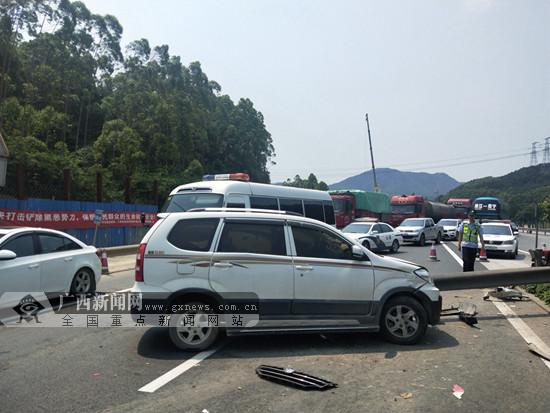 砰！小車車速太快撞護欄又撞車 現場視頻讓人心驚