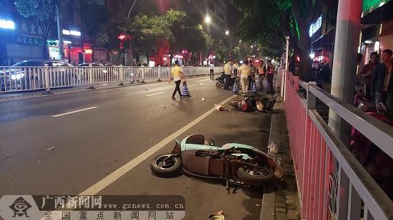 玉林：清寧路一公交車與5輛電動車相撞 致1死6傷