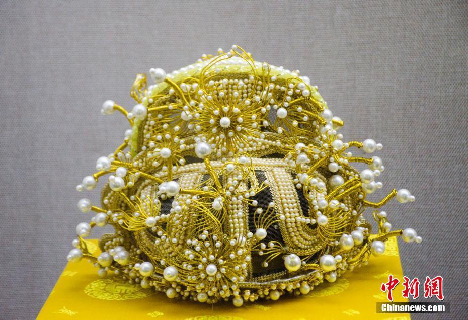 仿制明朝皇帝龙袍亮相50000颗珍珠尽显奢华