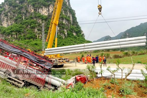 來賓發(fā)生兩車相撞事故 電線桿墜落壓扁轎車致1死