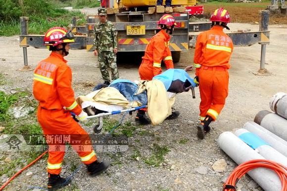 來賓發(fā)生兩車相撞事故 電線桿墜落壓扁轎車致1死