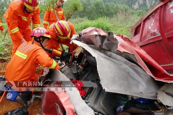 來賓發(fā)生兩車相撞事故 電線桿墜落壓扁轎車致1死