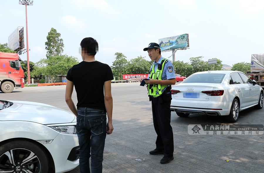 玩命呢?女子開車累了 竟讓無駕照的男友駕駛(圖)