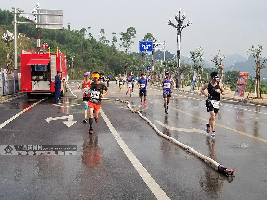 靖西消防大隊為靖西邊境國際馬拉松賽事保駕護航