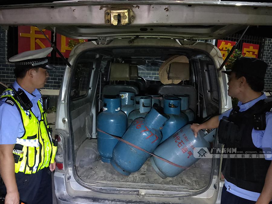 百色：面包車非法運輸煤氣罐 交警及時查處除隱患