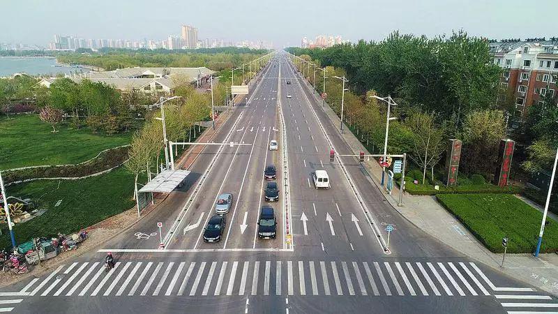 黄河八路双向出口均由原先的三车道变为了四车道,有效提升了机动车