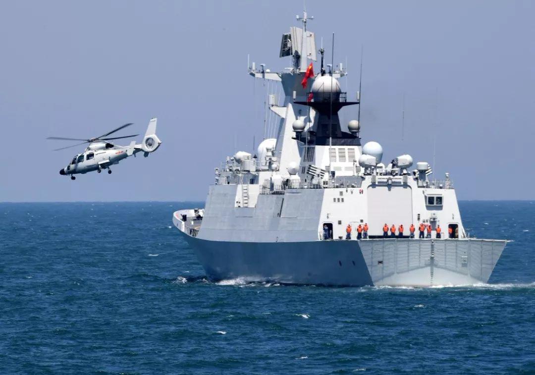 4月26日,参加联演的直升机从中国海军日照舰上起飞.