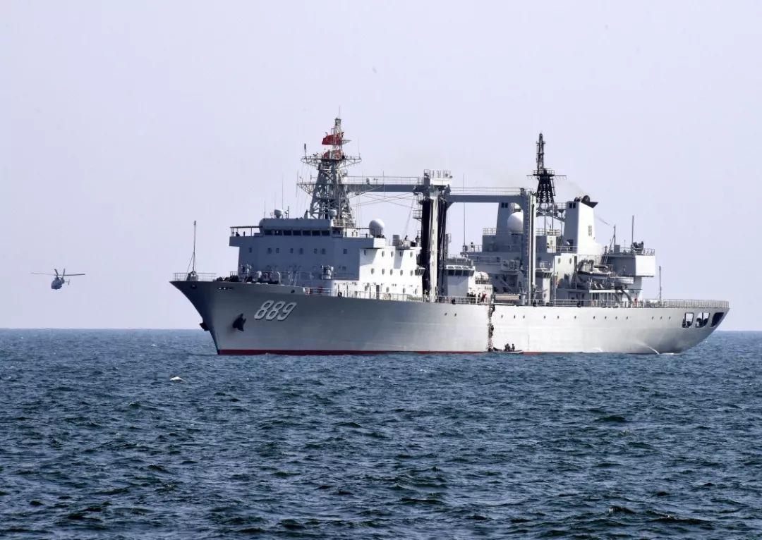 4月26日,参加联演的中国海军综合补给舰太湖舰在演习中.