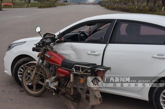 欽州：小車突然轉彎 摩托車避讓不及一頭撞上(圖)