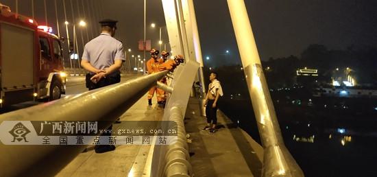 百色一男子跳橋輕生 消防緊急救援(圖)