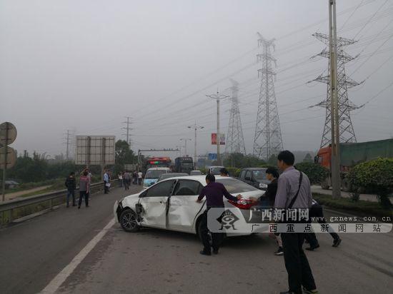 欽州：大貨車突然變道 小轎車被“毀容”(圖)