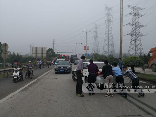 欽州：大貨車突然變道 小轎車被“毀容”(圖)