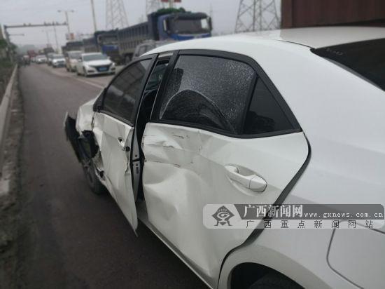 欽州：大貨車突然變道 小轎車被“毀容”(圖)