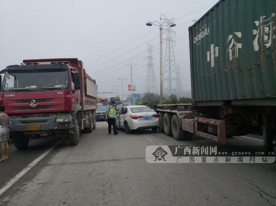 欽州：大貨車突然變道 小轎車被“毀容”(圖)