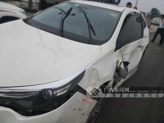 欽州：大貨車突然變道 小轎車被“毀容”(圖)