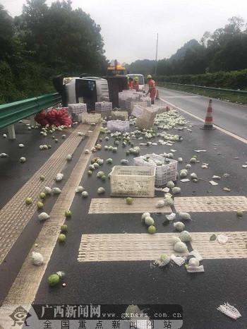 玉鐵高速一大貨車爆胎側翻 番石榴撒滿高速公路