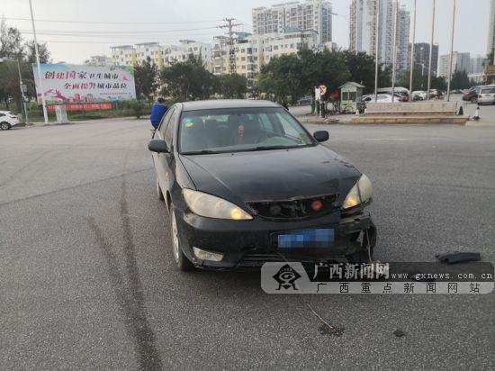 通過路口疏于觀察 小轎車將摩托車撞飛數米(組圖)