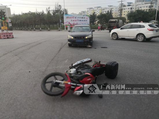 通過路口疏于觀察 小轎車將摩托車撞飛數米(組圖)