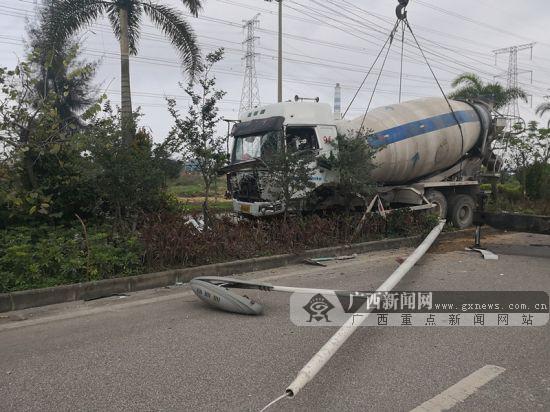 混凝土攪拌車突然故障 路燈花帶無辜“躺槍”(圖)