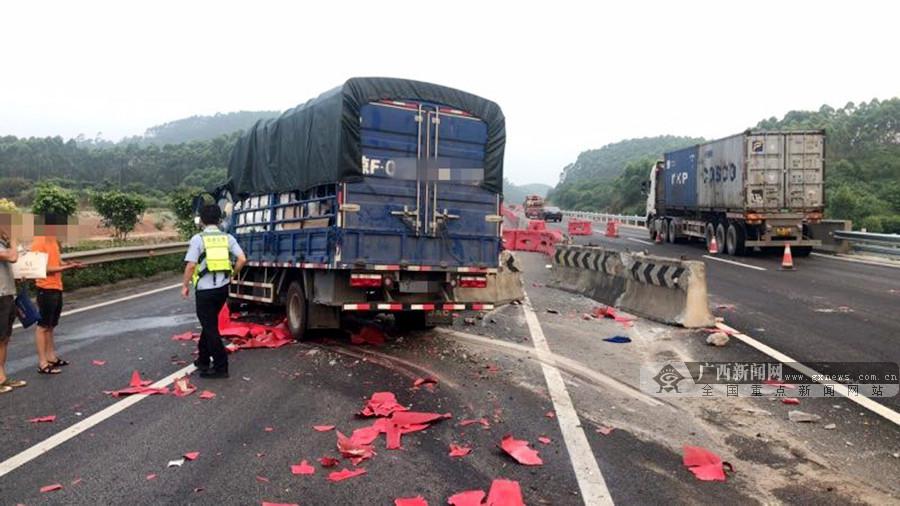 駕駛員開車犯困 貨車失控撞上護欄場面慘烈(圖)