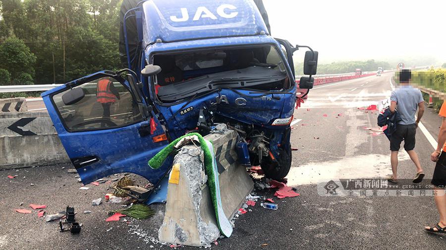 駕駛員開車犯困 貨車失控撞上護欄場面慘烈(圖)