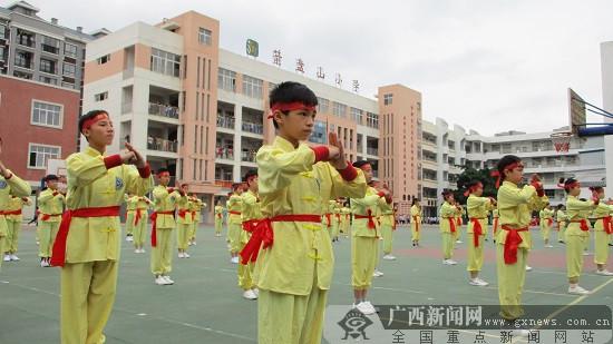 箭盤山下“武林風”，兩千武術娃展示精氣神