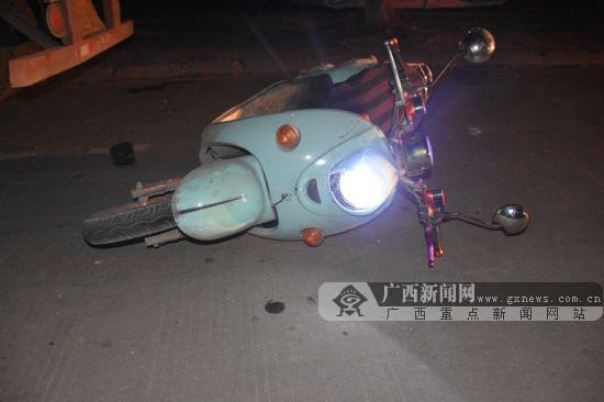 大貨車夜間任性違停 電動車手一頭撞上致頭部受傷