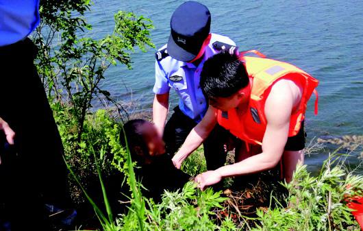 82岁老汉意外落水 青岛一辅警队员跳入水库救人一命