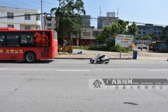 電驢操作不當撞上公交車 致兩人受傷(圖)