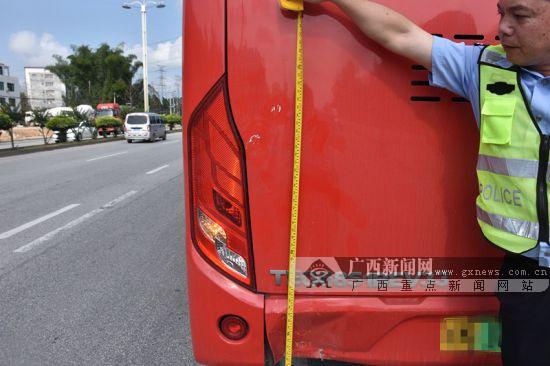 電驢操作不當撞上公交車 致兩人受傷(圖)