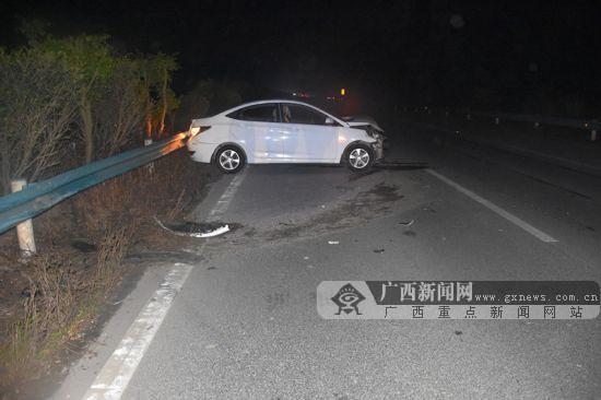 小轎車夜間行駛一頭撞上護欄 事發路段沒有路燈