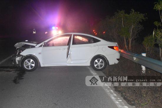 小轎車夜間行駛一頭撞上護欄 事發路段沒有路燈