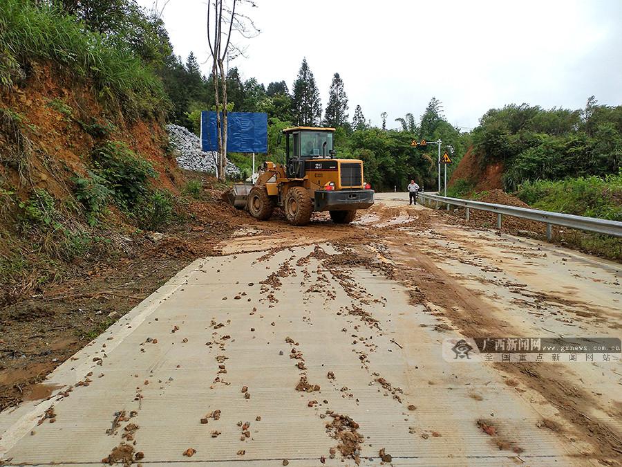 受強降雨影響 鳳山至巴馬公路一路段發(fā)生塌方(圖)