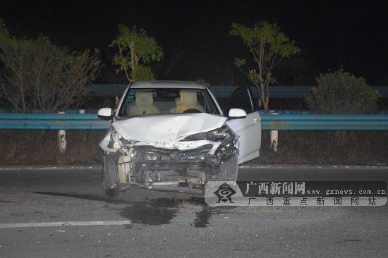 小轎車夜間行駛一頭撞上護欄 事發路段沒有路燈