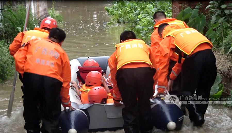 連續暴雨致忻城縣道路被淹 消防護送13人回家(圖)