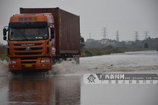 積水近半米仍鋌而走險 摩托車騎手翻車摔倒受傷