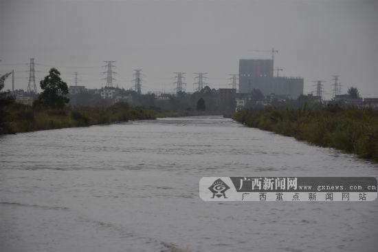 積水近半米仍鋌而走險 摩托車騎手翻車摔倒受傷