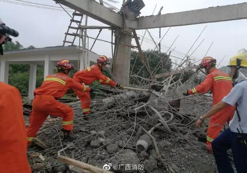 南寧一在建舞臺垮塌多人被埋 造成3人死亡4人受傷