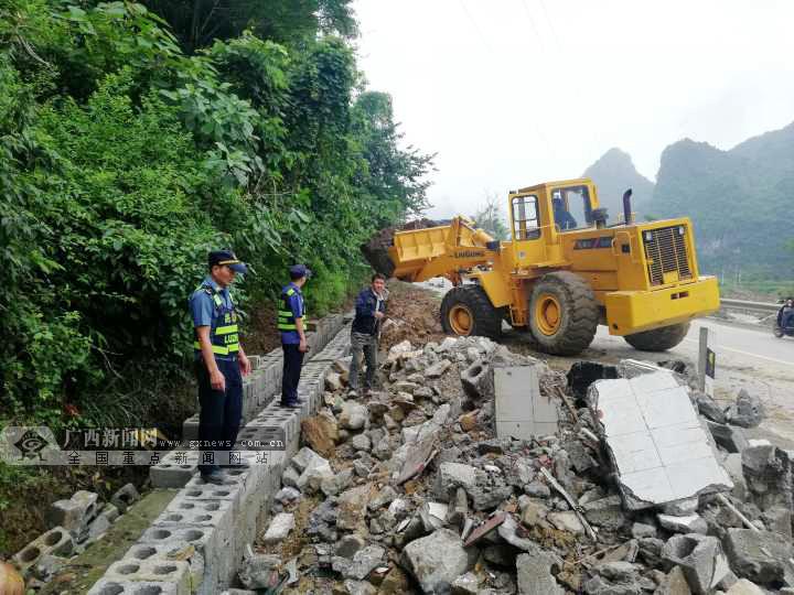 鳳山路政執(zhí)法大隊(duì)處置一起建筑材料堆積案(圖)