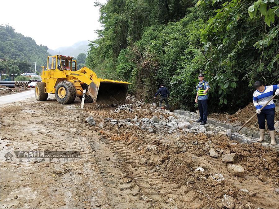 鳳山路政執(zhí)法大隊(duì)處置一起建筑材料堆積案(圖)