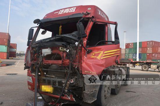 欽州兩輛大貨車發(fā)生碰撞 一大貨車車頭損壞嚴重