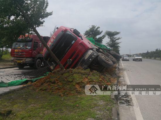 車速過快避險不及 大貨車車身傾斜車上燃煤散落